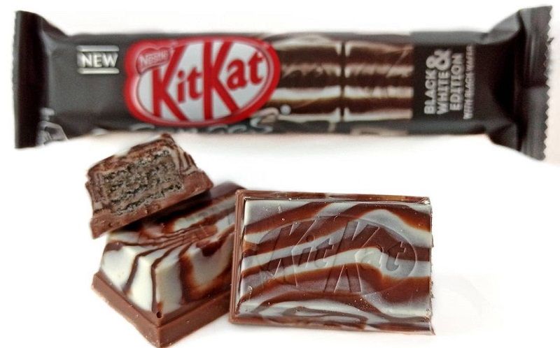 </ "یک بسته شکلات سیاه و سفید بسته همراه با نوع باز شده‌ی آن "=jpg" alt.شکلات-کیت‌کت"=img src>