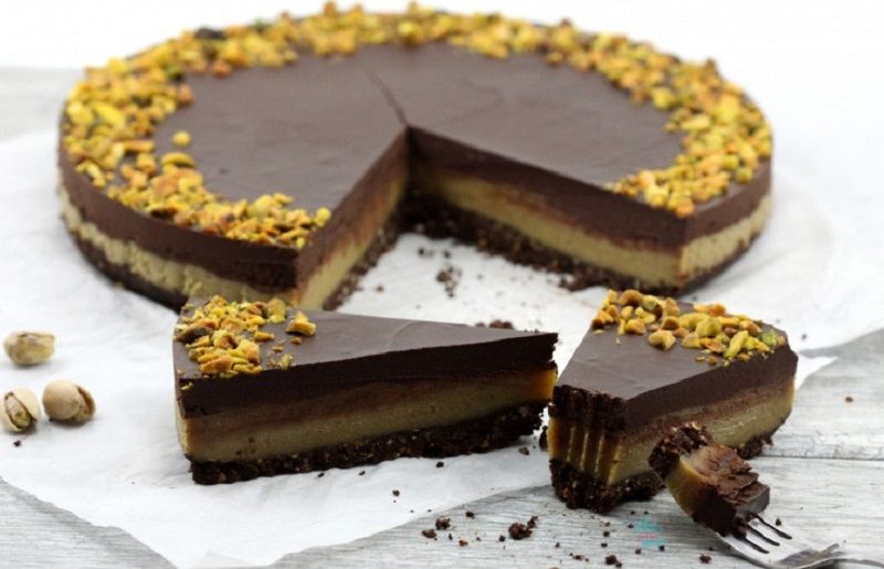 </ "کیک شکلاتی که از پودینگ پسته‌ای شکلاتی و تکه‌های پسته تشکیل شده است "=jpg" alt.کیک-پودینگ-شکلاتی"=img src>