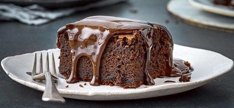 </ "کیکی شکلاتی با پودینگ ریخته روی آن "=jpg" alt.کیک-شکلات-شیری"=img src>